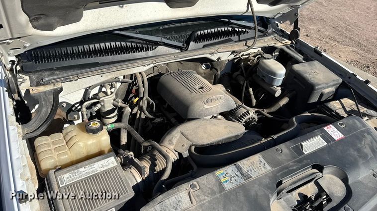 image for item ET4340 2005 Chevrolet Silverado 3500 Crew Cab flatbed pickup truck