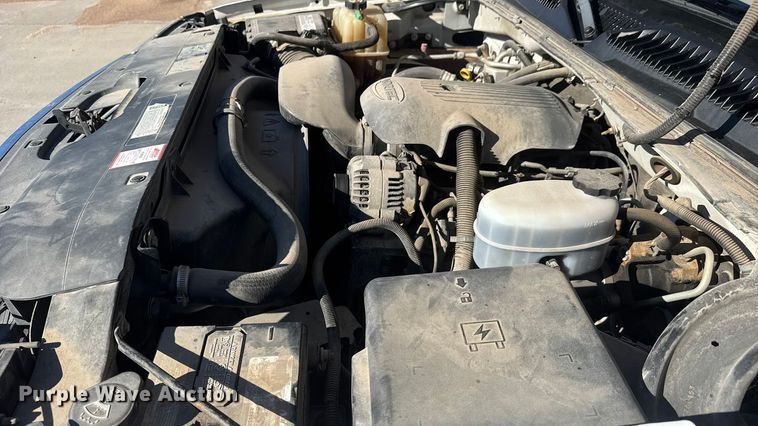 image for item ET4340 2005 Chevrolet Silverado 3500 Crew Cab flatbed pickup truck