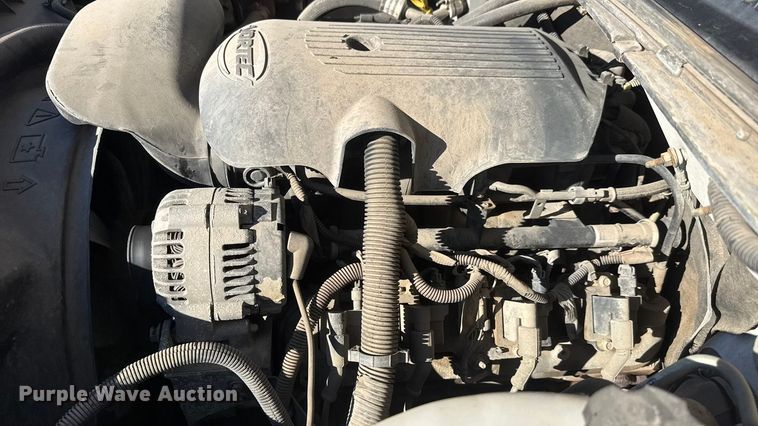 image for item ET4340 2005 Chevrolet Silverado 3500 Crew Cab flatbed pickup truck