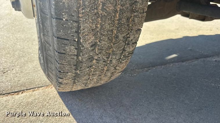 image for item ET4340 2005 Chevrolet Silverado 3500 Crew Cab flatbed pickup truck