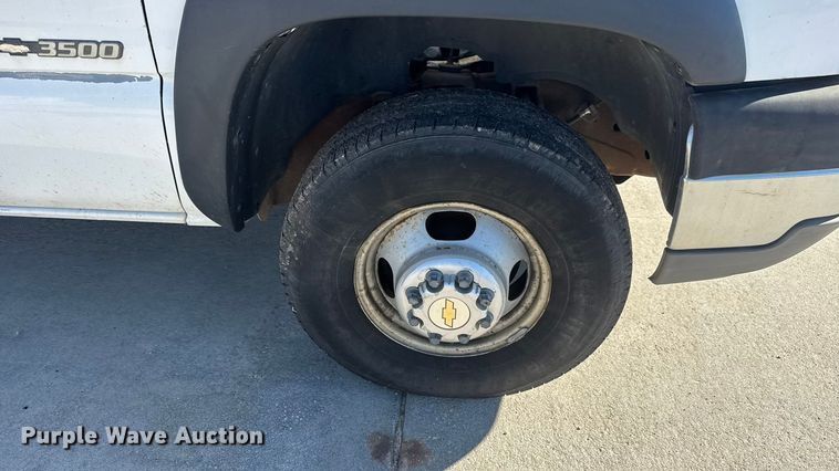 image for item ET4340 2005 Chevrolet Silverado 3500 Crew Cab flatbed pickup truck