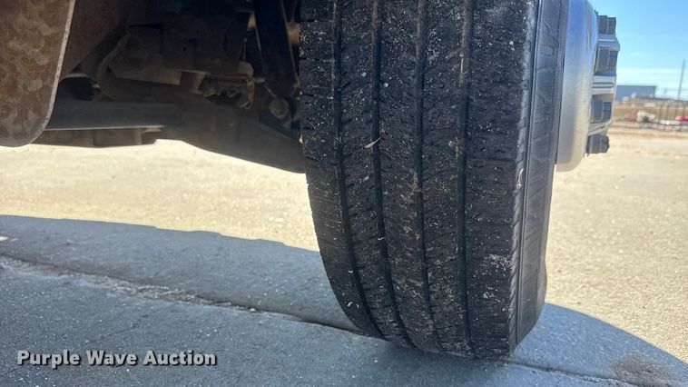 image for item ET4340 2005 Chevrolet Silverado 3500 Crew Cab flatbed pickup truck