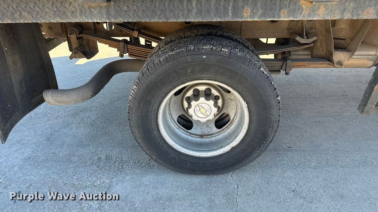 image for item ET4340 2005 Chevrolet Silverado 3500 Crew Cab flatbed pickup truck