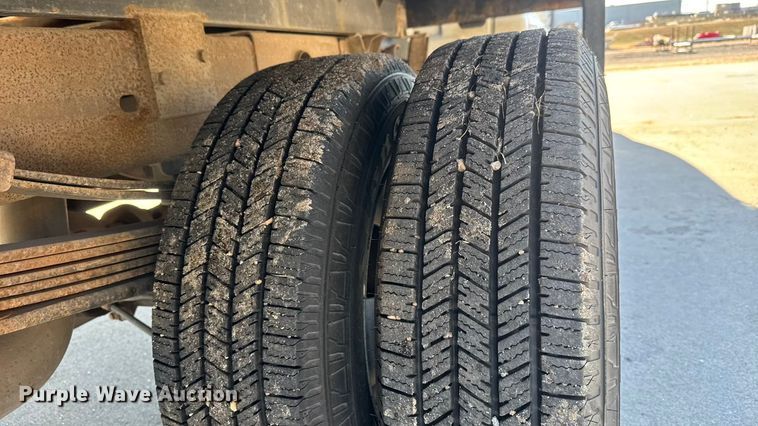 image for item ET4340 2005 Chevrolet Silverado 3500 Crew Cab flatbed pickup truck