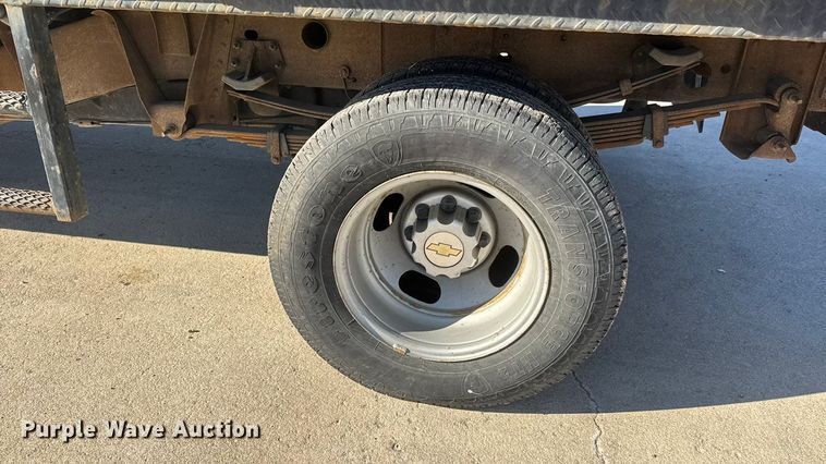 image for item ET4340 2005 Chevrolet Silverado 3500 Crew Cab flatbed pickup truck