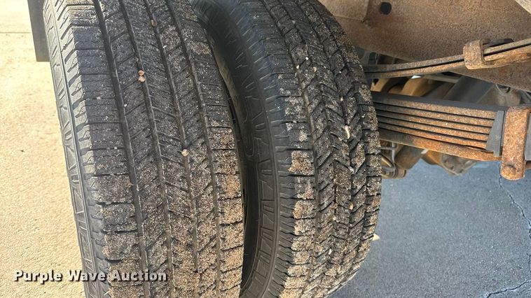 image for item ET4340 2005 Chevrolet Silverado 3500 Crew Cab flatbed pickup truck