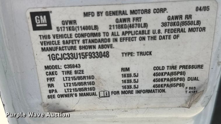 image for item ET4340 2005 Chevrolet Silverado 3500 Crew Cab flatbed pickup truck