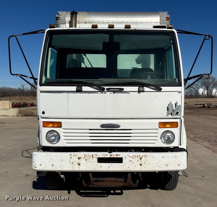 image for item ET4341 2004 Freightliner FC80 box truck