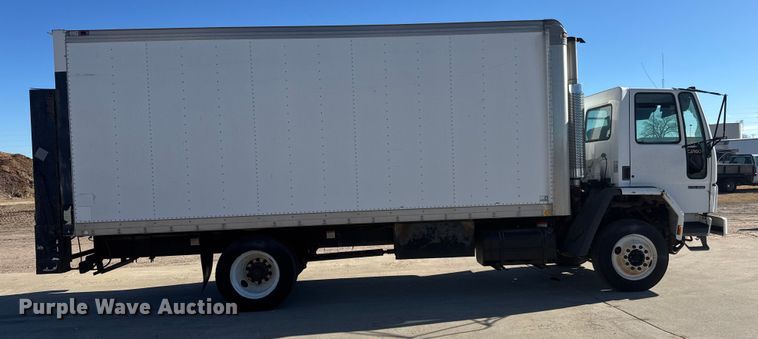 image for item ET4341 2004 Freightliner FC80 box truck