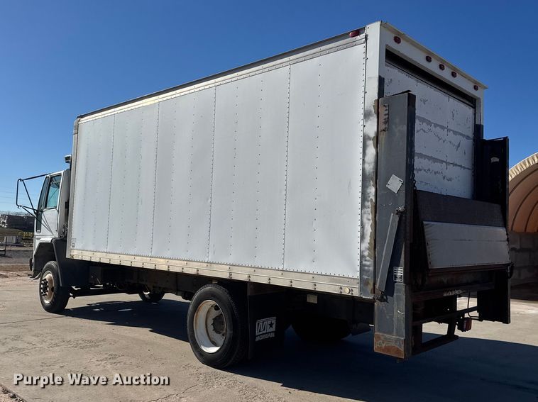 image for item ET4341 2004 Freightliner FC80 box truck