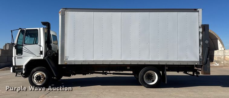 image for item ET4341 2004 Freightliner FC80 box truck