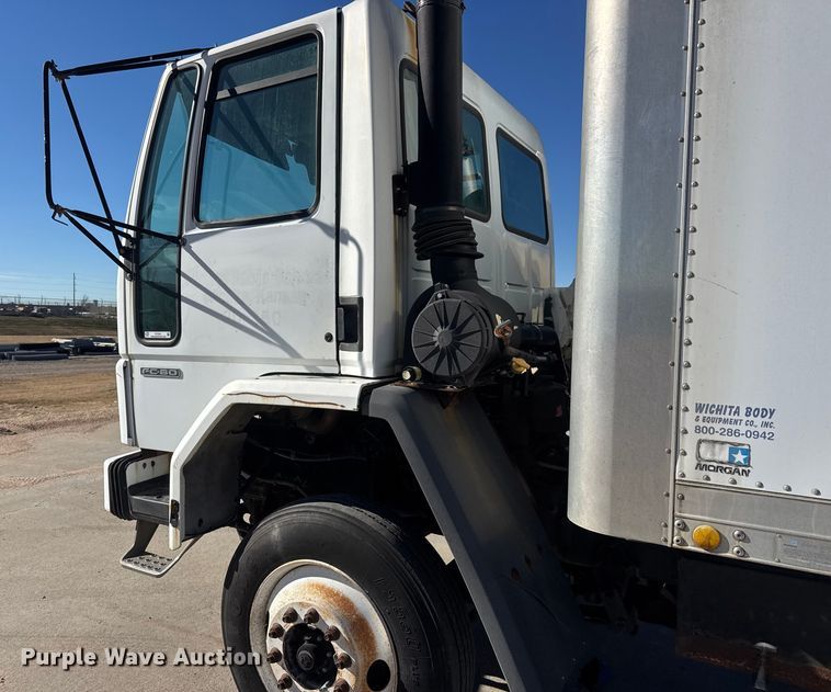 image for item ET4341 2004 Freightliner FC80 box truck