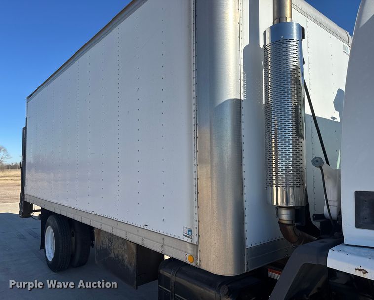 image for item ET4341 2004 Freightliner FC80 box truck