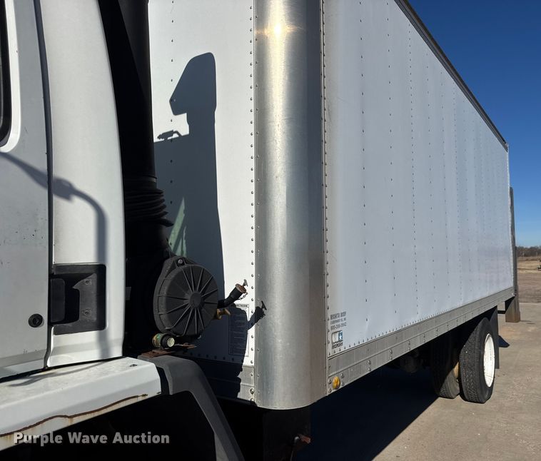 image for item ET4341 2004 Freightliner FC80 box truck