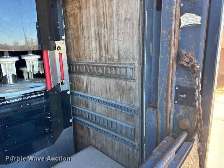 image for item ET4341 2004 Freightliner FC80 box truck