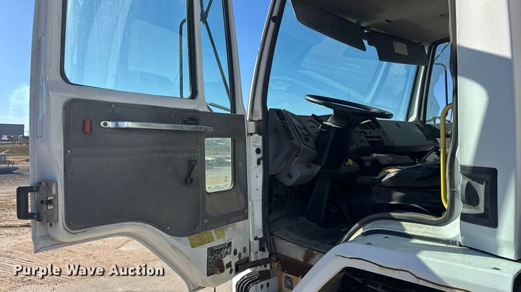 image for item ET4341 2004 Freightliner FC80 box truck