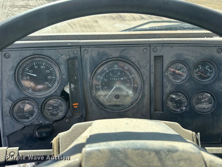 image for item ET4341 2004 Freightliner FC80 box truck