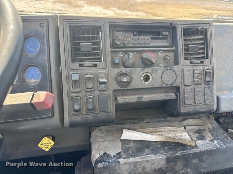 image for item ET4341 2004 Freightliner FC80 box truck