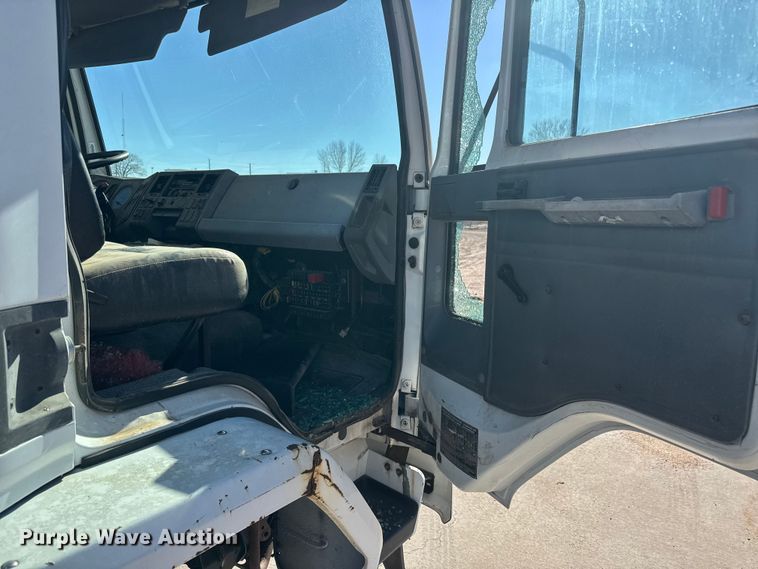 image for item ET4341 2004 Freightliner FC80 box truck