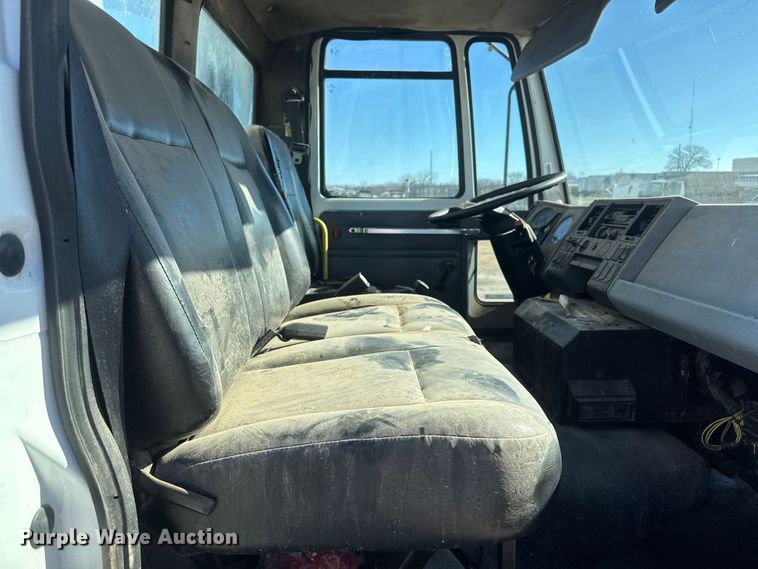 image for item ET4341 2004 Freightliner FC80 box truck