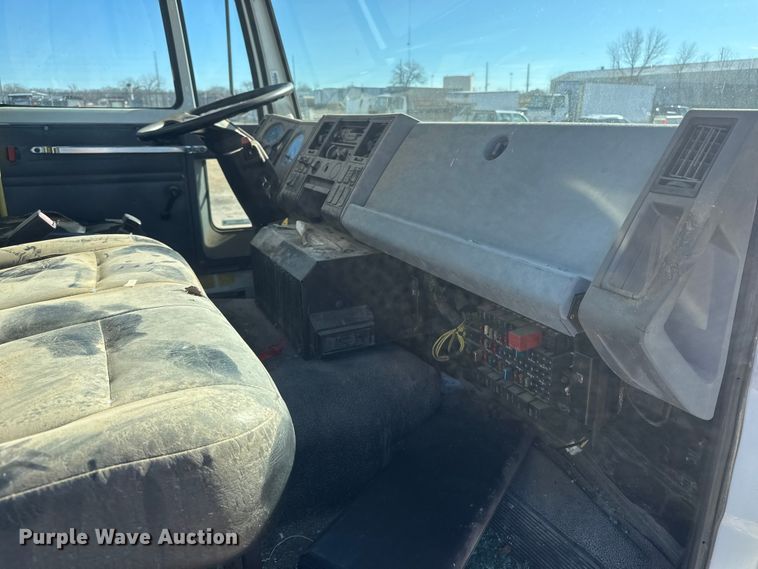 image for item ET4341 2004 Freightliner FC80 box truck