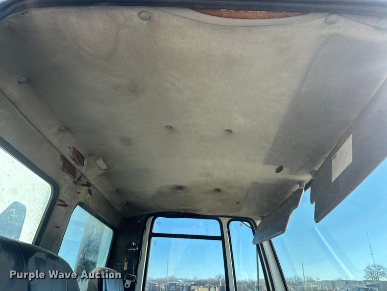 image for item ET4341 2004 Freightliner FC80 box truck