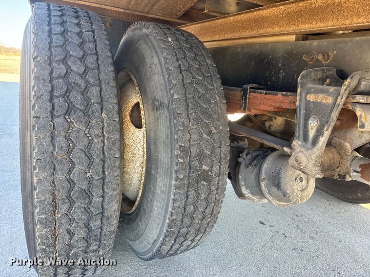 image for item ET4341 2004 Freightliner FC80 box truck