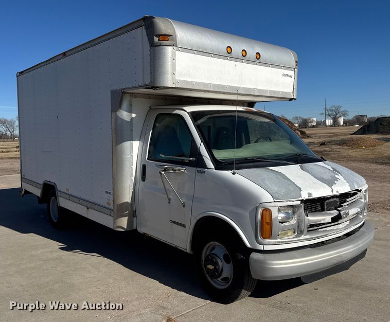 image for item ET4342 2001 Chevrolet Express G3500 box truck