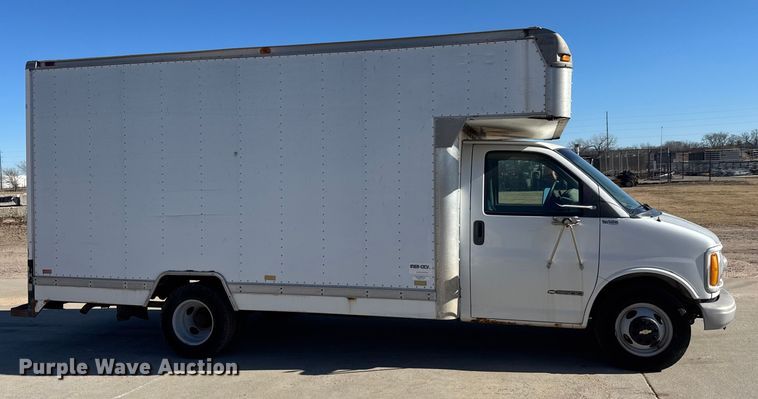 image for item ET4342 2001 Chevrolet Express G3500 box truck