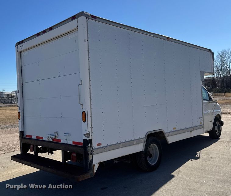 image for item ET4342 2001 Chevrolet Express G3500 box truck