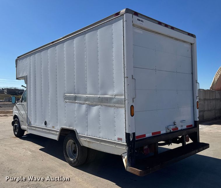 image for item ET4342 2001 Chevrolet Express G3500 box truck