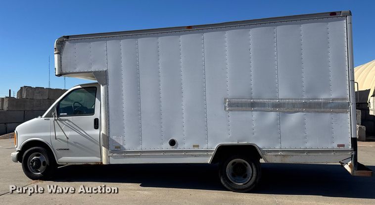 image for item ET4342 2001 Chevrolet Express G3500 box truck