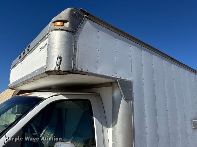 image for item ET4342 2001 Chevrolet Express G3500 box truck