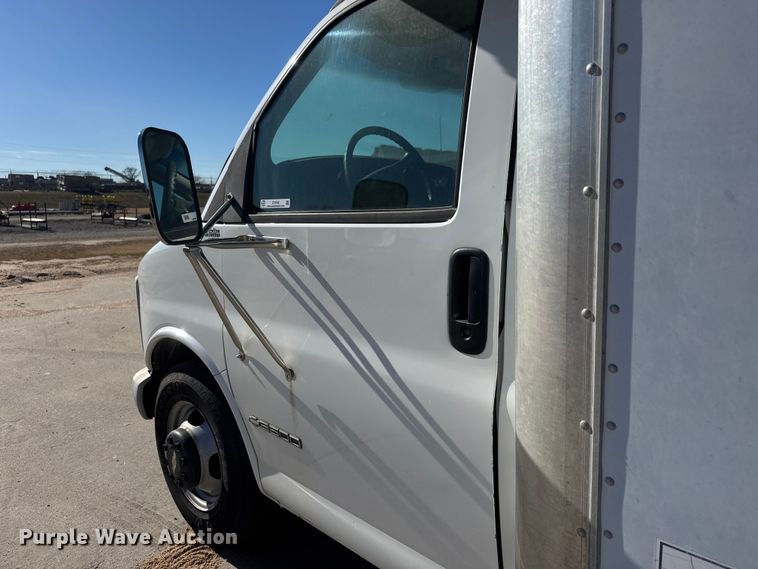image for item ET4342 2001 Chevrolet Express G3500 box truck