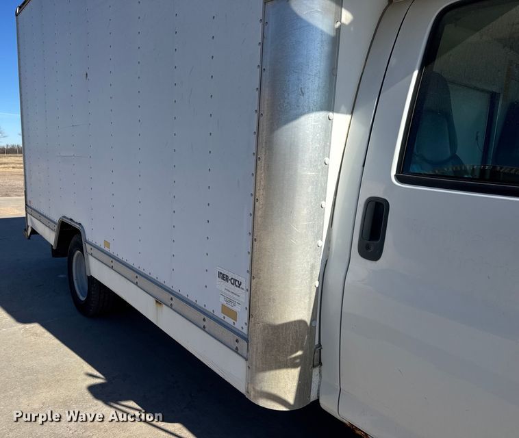 image for item ET4342 2001 Chevrolet Express G3500 box truck
