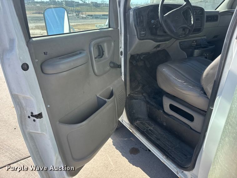 image for item ET4342 2001 Chevrolet Express G3500 box truck