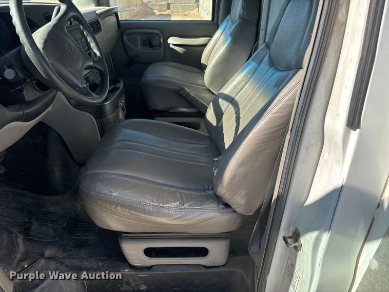 image for item ET4342 2001 Chevrolet Express G3500 box truck