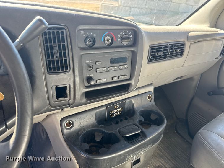 image for item ET4342 2001 Chevrolet Express G3500 box truck