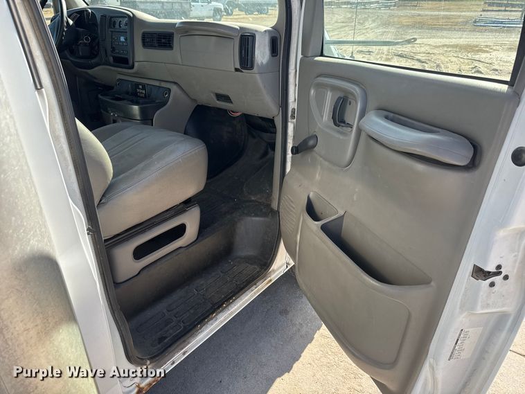 image for item ET4342 2001 Chevrolet Express G3500 box truck