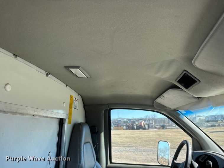 image for item ET4342 2001 Chevrolet Express G3500 box truck