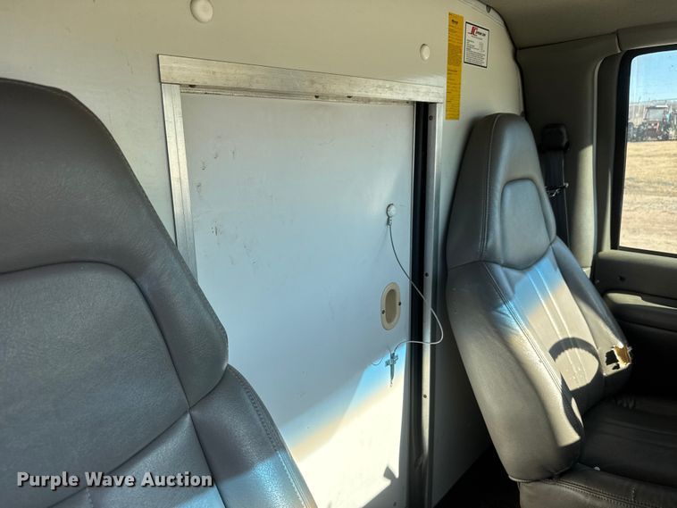 image for item ET4342 2001 Chevrolet Express G3500 box truck