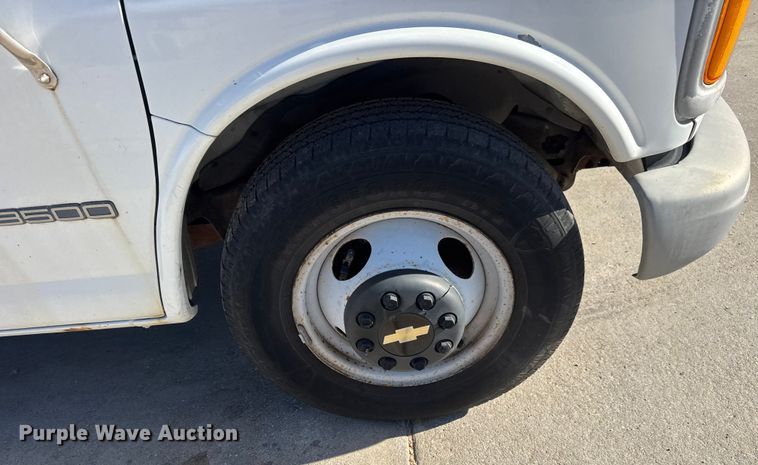 image for item ET4342 2001 Chevrolet Express G3500 box truck