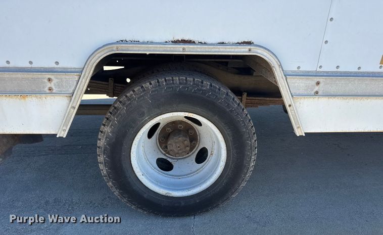 image for item ET4342 2001 Chevrolet Express G3500 box truck