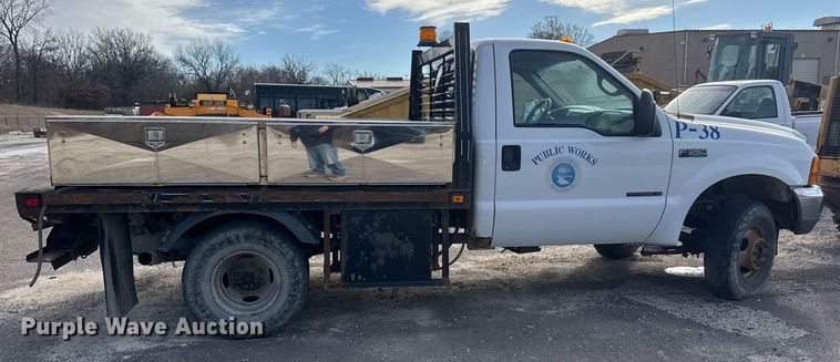 image for item ET4404 2000 Ford F350 Super Duty flatbed pickup truck