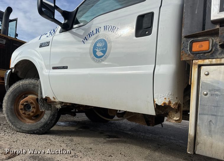 image for item ET4404 2000 Ford F350 Super Duty flatbed pickup truck