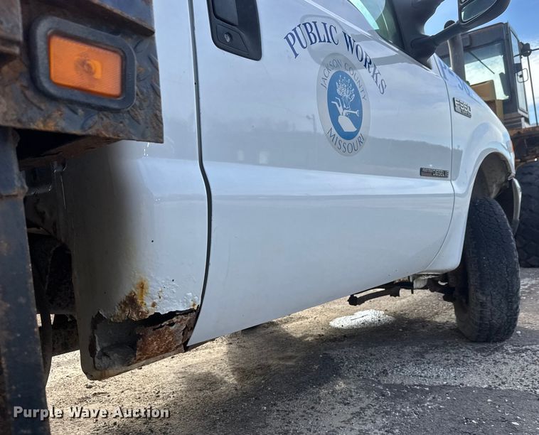 image for item ET4404 2000 Ford F350 Super Duty flatbed pickup truck