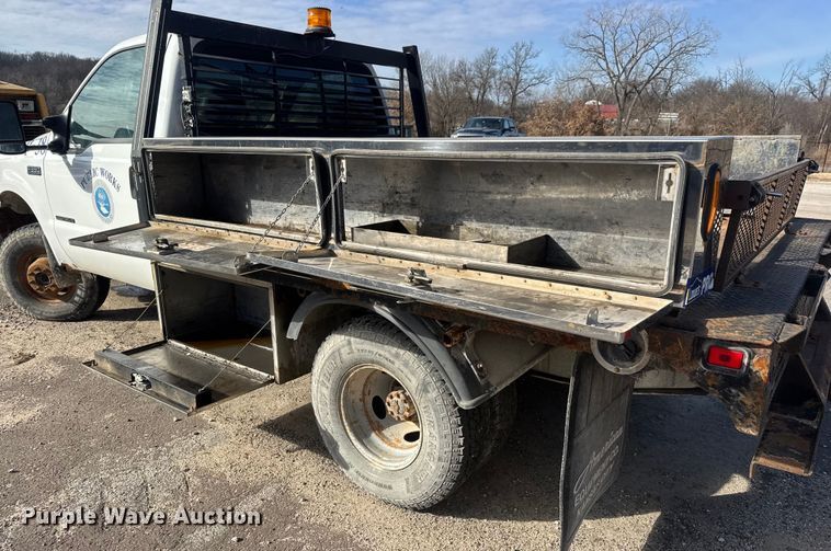 image for item ET4404 2000 Ford F350 Super Duty flatbed pickup truck