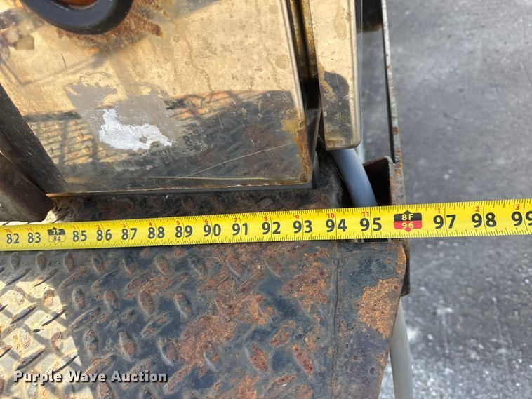 image for item ET4404 2000 Ford F350 Super Duty flatbed pickup truck