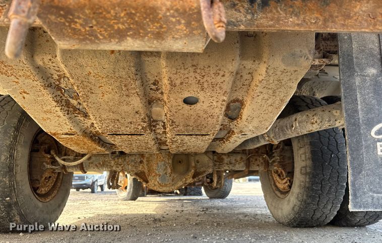 image for item ET4404 2000 Ford F350 Super Duty flatbed pickup truck