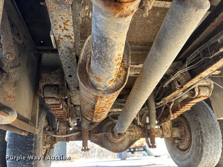 image for item ET4404 2000 Ford F350 Super Duty flatbed pickup truck